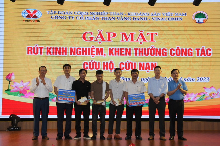 Tập đoàn TKV khen thưởng các tập thể, cá nhân cứu hộ thành công sự cố.