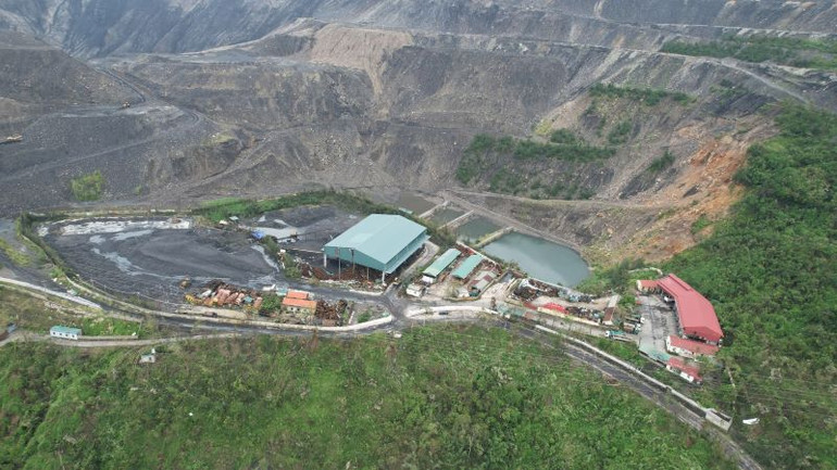 Công ty Than Thống Nhất và Công ty Khe Sim duy trì hệ thống bơm công suất lớn tại moong khai thác nhằm giảm thiểu nước thẩm thấu, chảy xuống các đường lò phía dưới.