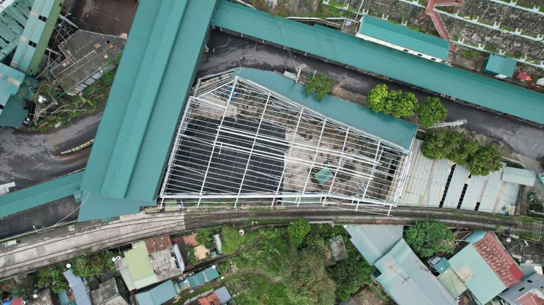 Một số mái tôn nhà xưởng của công ty bị bão thổi tốc mái.