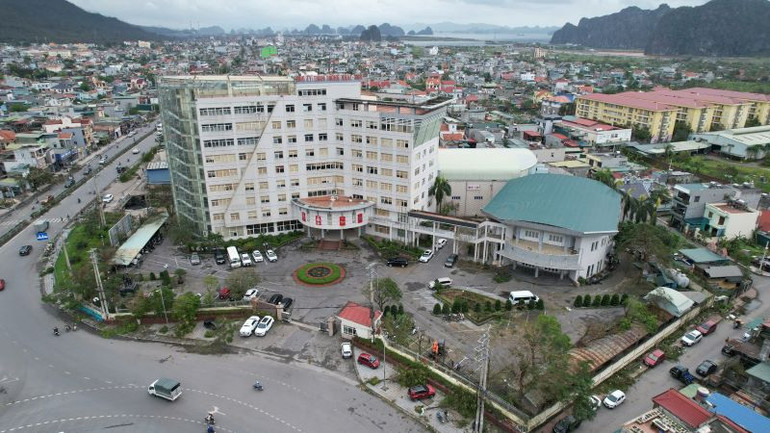 Cán bộ, công nhân viên Công ty Than Thống Nhất khắc phục hư hỏng sau bão, khôi phục hoạt động sản xuất.