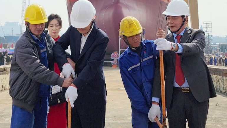 Đại diện lãnh đạo các cơ quan, đơn vị đặt ky, đóng mới tàu chở dầu, hóa chất số 3.