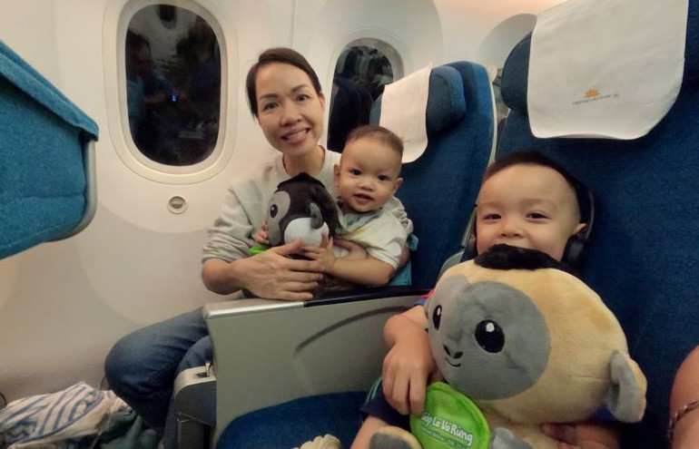 Hành khách thích thú với quà tặng bất ngờ và ý nghĩa từ Vietnam Airlines.