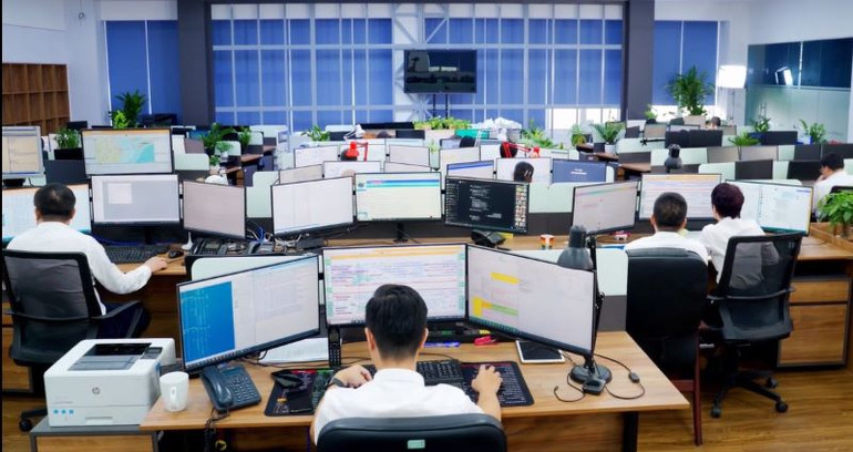 Các cán bộ của Trung tâm Điều hành khai thác đến ca trực là lao vào làm việc, không ai thay thế được vì mỗi vị trí có một nhiệm vụ riêng. Các ca trực liên tục kéo dài cả ngày, có cả ca đêm, ca cuối tuần, bất kể lễ Tết. Các cán bộ của Trung tâm Điều hành khai thác đến ca trực là lao vào làm việc, không ai thay thế được vì mỗi vị trí có một nhiệm vụ riêng. Các ca trực liên tục kéo dài cả ngày, có cả ca đêm, ca cuối tuần, bất kể lễ Tết.