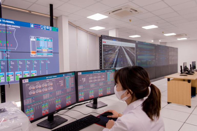 Hình ảnh phương tiện lưu thông sẽ được thu thập, tổng hợp thông qua camera lắp đặt dọc tuyến và được truyền theo thời gian thực về Trung tâm điều hành thông minh.