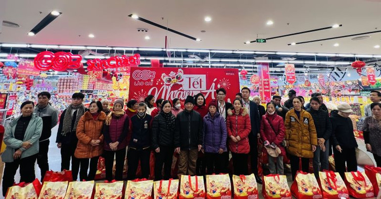 Cán bộ nhân viên tại 50 siêu thị GO!, Big C, Tops Market của Central Retail Việt Nam phối hợp chính quyền các địa phương, trao tặng tổng cộng hơn 5.100 phần quà đến tận tay các hộ gia đình có hoàn cảnh khó khăn.