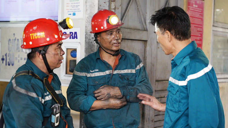 Lực lượng của Trung tâm Cấp cứu mỏ có mặt tại hiện trường, tham gia cùng lực lượng cấp cứu mỏ tại chỗ triển khai cứu hộ.