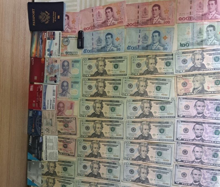 Bên trong ví có 1.050.000 đồng, 476 USD, 520 baht Thái Lan và 100.000 kip Lào, ngoài ra, còn có một hộ chiếu, một chiếc USB, 6 thẻ ngân hàng và một số giấy tờ khác. Bên trong ví có 1.050.000 đồng, 476 USD, 520 baht Thái Lan và 100.000 kip Lào, ngoài ra, còn có một hộ chiếu, một chiếc USB, 6 thẻ ngân hàng và một số giấy tờ khác.