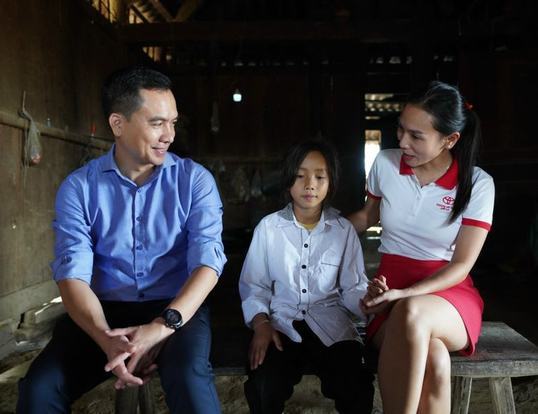 Đại diện Quỹ Toyota Việt Nam và đại lý Toyota Tây Bắc Sơn La đến thăm gia đình một em học sinh nhận học bổng.