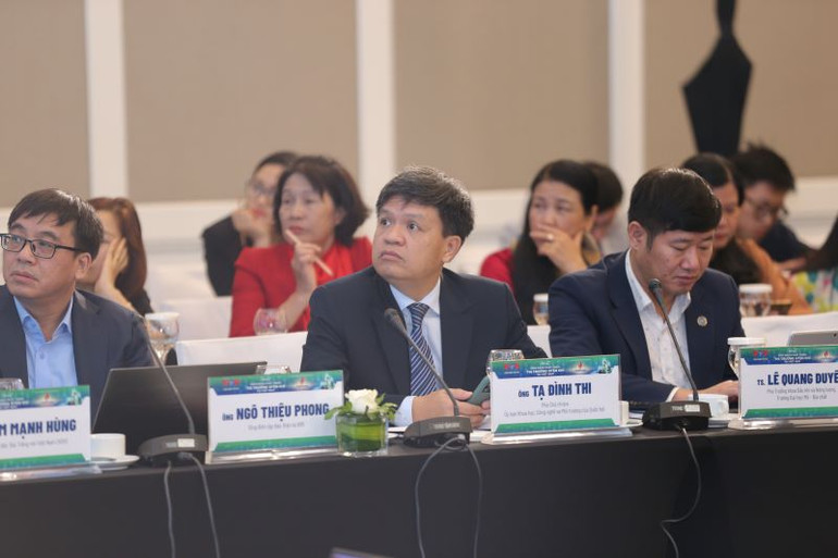 Các chuyên gia, nhà khoa học, quản lý tại diễn đàn.