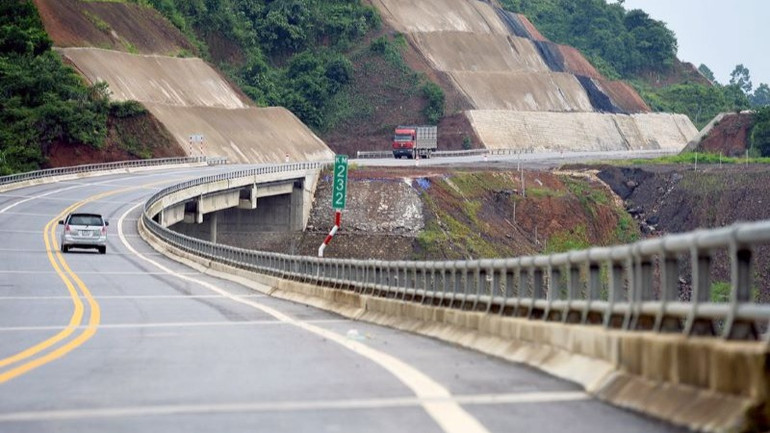 Các nhà thầu khẩn trương huy động nhân lực, phương tiện triển khai sửa chữa hư hỏng mặt đường và hệ thống an toàn giao thông tuyến cao tốc Nội Bài-Lào Cai, đồng loạt thi công trên toàn tuyến vào cuối tháng 2 này.