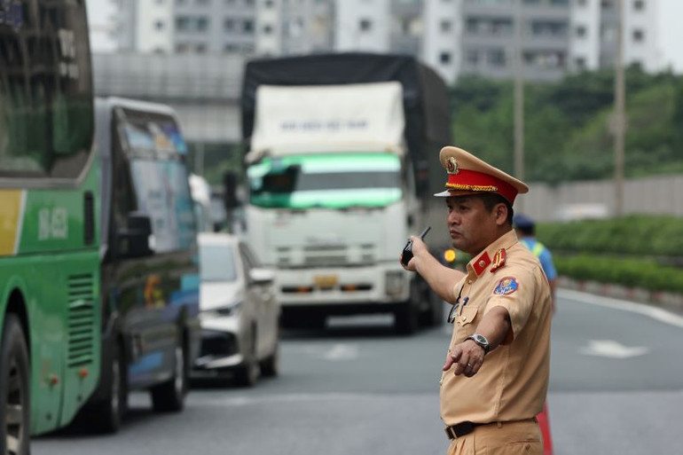 Lực lượng chức năng phân luồng, hướng dẫn giao thông.