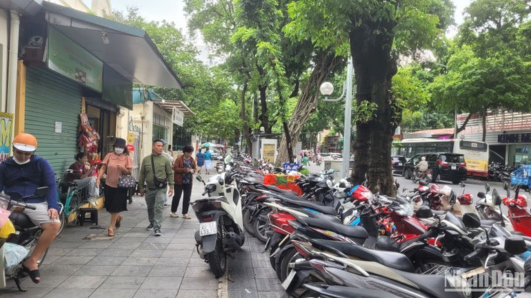 Ở các khu dân cư Hà Nội, việc tìm được chỗ gửi xe, đỗ xe cũng là vấn đề khiến người dân đau đầu.