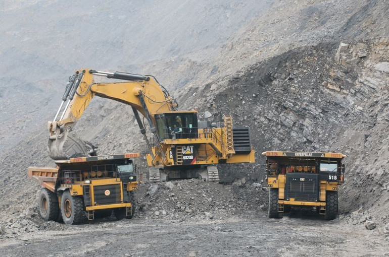 Bóc xúc đất đá tại moong than thuộc Công ty cổ phần Than Đèo Nai.