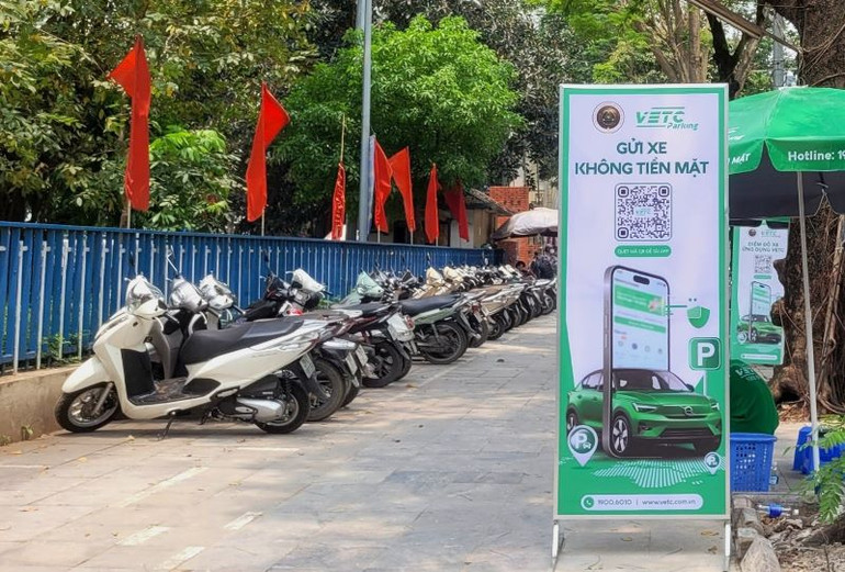 Một bãi đỗ xe áp dụng thu phí không dùng tiền mặt trên đường Lý Thái Tổ (quận Hoàn Kiếm, Hà Nội).