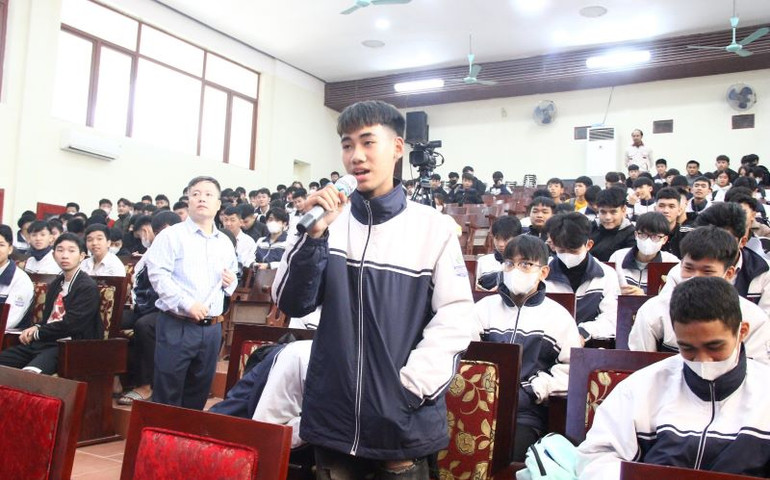 Sinh viên tham gia trả lời câu hỏi. Sinh viên tham gia trả lời câu hỏi.