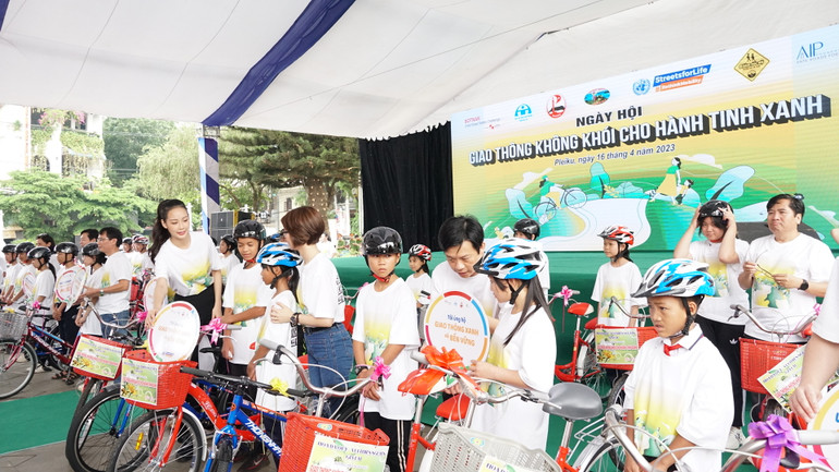 Đại biểu và hoa hậu Lê Nguyễn Bảo Ngọc trao tặng xe đạp và mũ bảo hiểm cho học sinh có hoàn cảnh khó khăn trên địa bàn tỉnh Gia Lai.