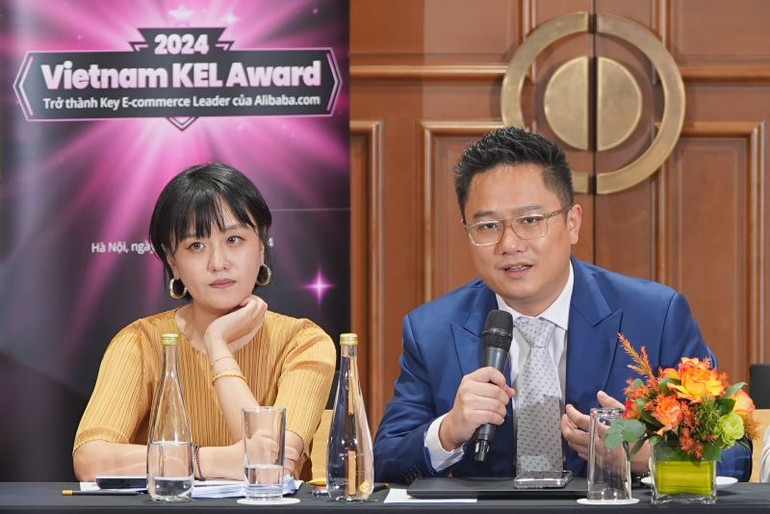 Bà Berry Ma và ông Mike Zhang, đại diện Alibaba.com đánh giá cao tinh thần kinh doanh của doanh nghiệp Việt Nam.