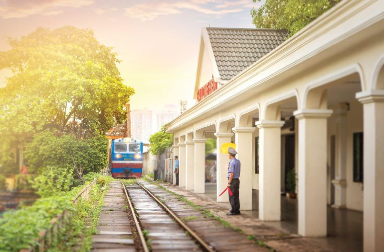 Tàu qua ga Gia Lâm (Hà Nội).