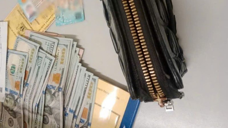 Chiếc ví bỏ quên chứa lượng ngoại tệ trị giá 120 triệu đồng. Chiếc ví bỏ quên chứa lượng ngoại tệ trị giá 120 triệu đồng.