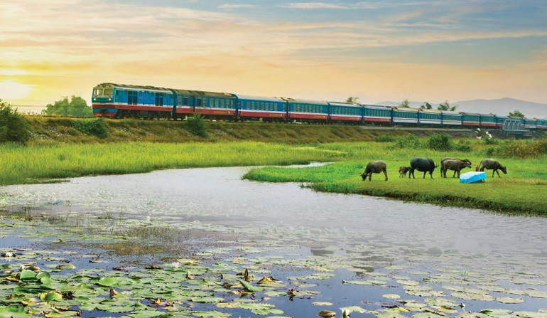 Tàu khách Thống Nhất trên tuyến bắc-nam.