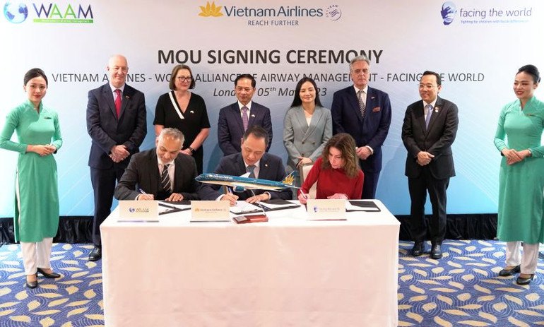 Ông Lê Hồng Hà - Tổng Giám đốc Vietnam Airlines, Bà Katrin Kandel - Tổng giám đốc Facing The World, Tiến sĩ Imran Ahmad - Chủ tịch Hội đồng quản trị Liên minh thế giới về quản lý đường thở ký biên bản ghi nhớ hợp tác ba bên. Ông Lê Hồng Hà - Tổng Giám đốc Vietnam Airlines, Bà Katrin Kandel - Tổng giám đốc Facing The World, Tiến sĩ Imran Ahmad - Chủ tịch Hội đồng quản trị Liên minh thế giới về quản lý đường thở ký biên bản ghi nhớ hợp tác ba bên.