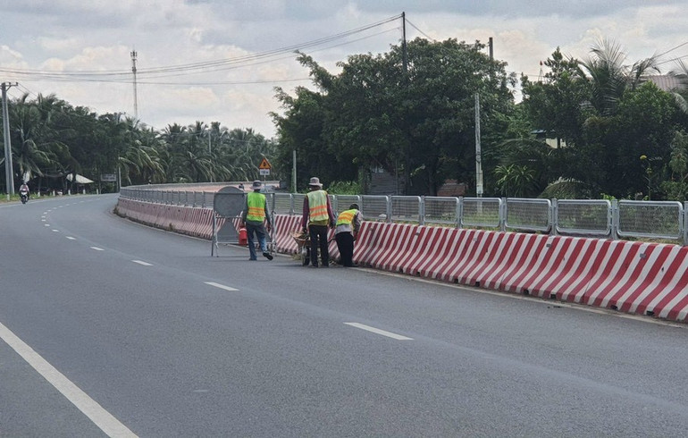 Dự án đầu tư xây dựng tuyến tránh quốc lộ 1 đoạn qua thành phố Cà Mau có tổng chiều dài khoảng 14,3km; quy mô và tiêu chuẩn kỹ thuật phần đường theo tiêu chuẩn đường cấp III đồng bằng, vận tốc thiết kế 80km/giờ Dự án đầu tư xây dựng tuyến tránh quốc lộ 1 đoạn qua thành phố Cà Mau có tổng chiều dài khoảng 14,3km; quy mô và tiêu chuẩn kỹ thuật phần đường theo tiêu chuẩn đường cấp III đồng bằng, vận tốc thiết kế 80km/giờ