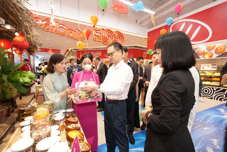 Các đại biểu tham quan các sản phẩm đặc sản vùng miền được giới thiệu tại sự kiện.