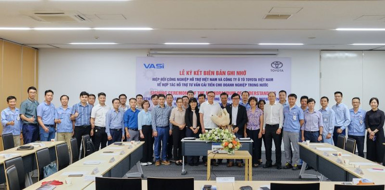 Đại diện các doanh nghiệp, đơn vị tham gia lễ ký.