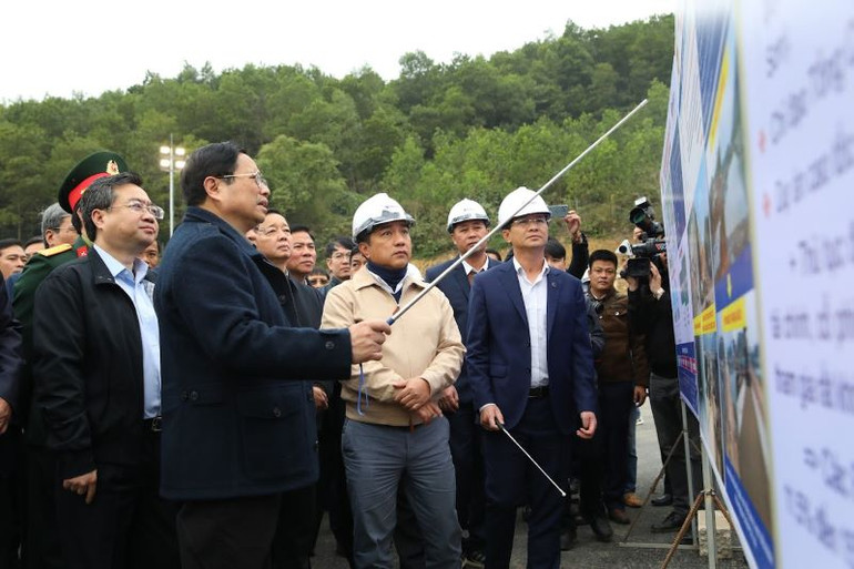 Thủ tướng Phạm Minh Chính thị sát hầm Thung Thi trên đoạn tuyến cao tốc Mai Sơn-quốc lộ 45 trong quá trình thi công.