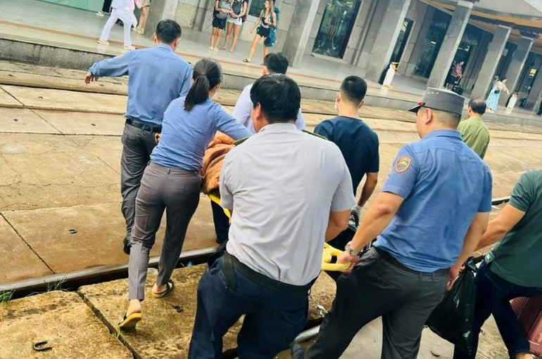 Tổ tàu SE22 bàn giao mẹ con sản phụ cùng hành lý, tư trang cho bộ phận khách vận của ga và nhân viên y tế địa phương.