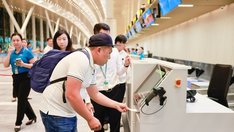 Hành khách đã check-in online gửi hành lý ký gửi tại quầy bagdrop tại Nhà ga T3 Tân Sơn Nhất.