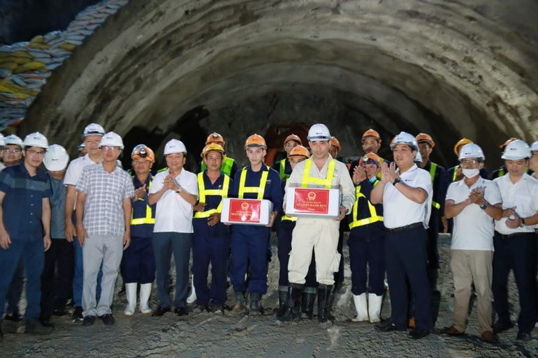 Thứ trưởng Nguyễn Danh Huy tặng quà, động viên các đơn vị thi công trên tuyến cao tốc Quảng Ngãi-Hoài Nhơn. Thứ trưởng Nguyễn Danh Huy tặng quà, động viên các đơn vị thi công trên tuyến cao tốc Quảng Ngãi-Hoài Nhơn.