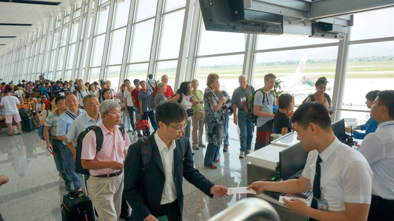 Hành khách làm thủ tục tại Cảng Hàng không quốc tế Nội Bài. Hành khách làm thủ tục tại Cảng Hàng không quốc tế Nội Bài.