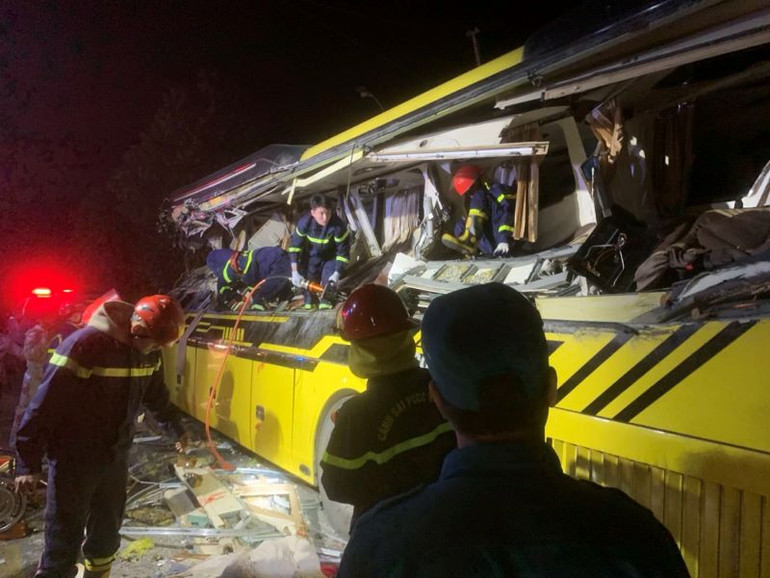 Các lực lượng chức năng triển khai cứu hộ nạn nhân trong vụ tai nạn. Các lực lượng chức năng triển khai cứu hộ nạn nhân trong vụ tai nạn.