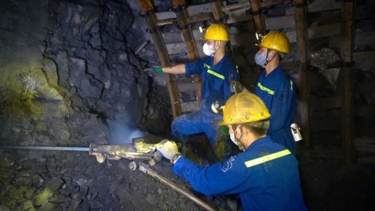 Khai thác than hầm lò tại Công ty than Hà Lầm.