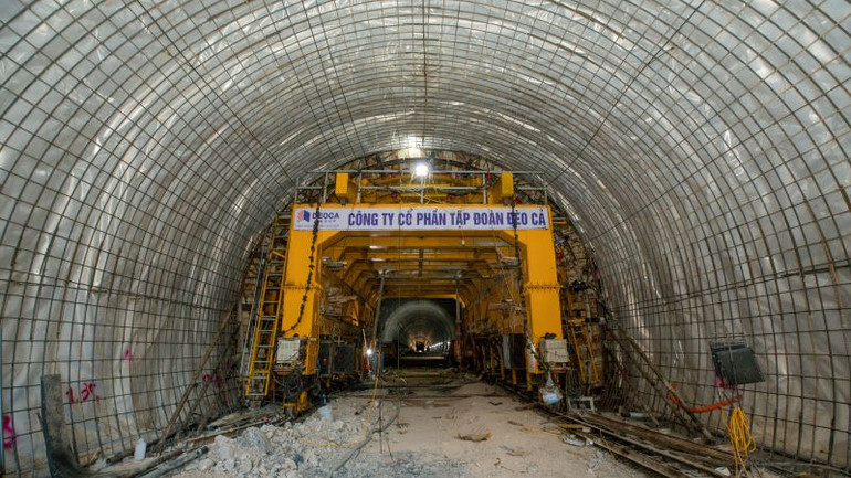 Hầm Đông Khê trên tuyến cao tốc Đồng Đăng-Trà Lĩnh đang gấp rút thi công.