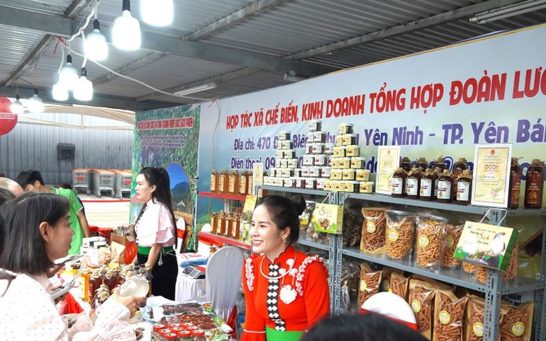 Tuần hàng Yên Bái thu hút đông đảo khách tham quan và mua sắm đặc sản ngay ngày đầu khai mạc.