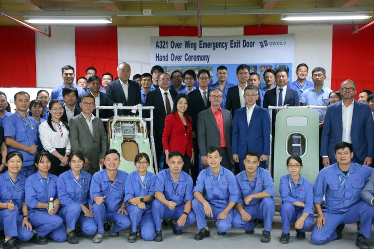 Các công nhân, kỹ sư của MHI Việt Nam và đại diện Airbus Việt Nam.