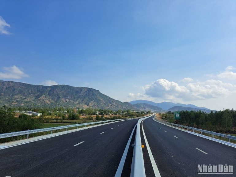 Một đoạn tuyến đường cao tốc bắc-nam vừa hoàn thành.