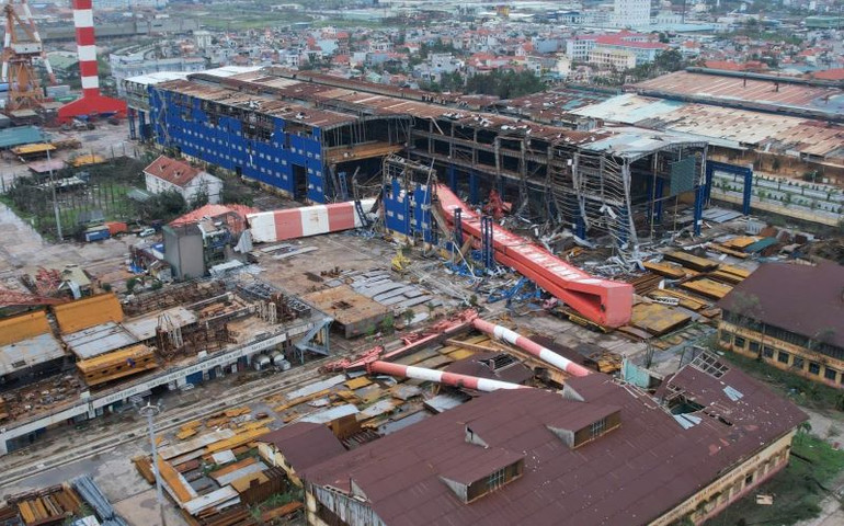 Công ty Đóng tàu Hạ Long (Quảng Ninh) bị gãy đổ cẩu cổng trục 300T, làm hư hại nhiều nhà xưởng.