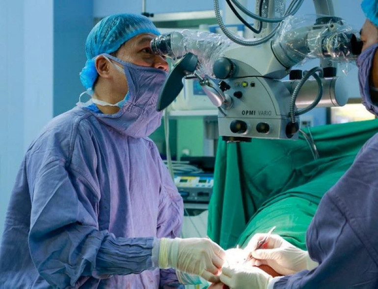 Giáo sư Nguyễn Thế Hoàng trong một ca phẫu thuật.