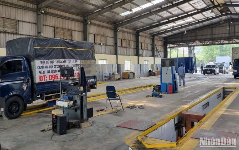 Một dây chuyền kiểm định xe cơ giới tại Hà Nội.