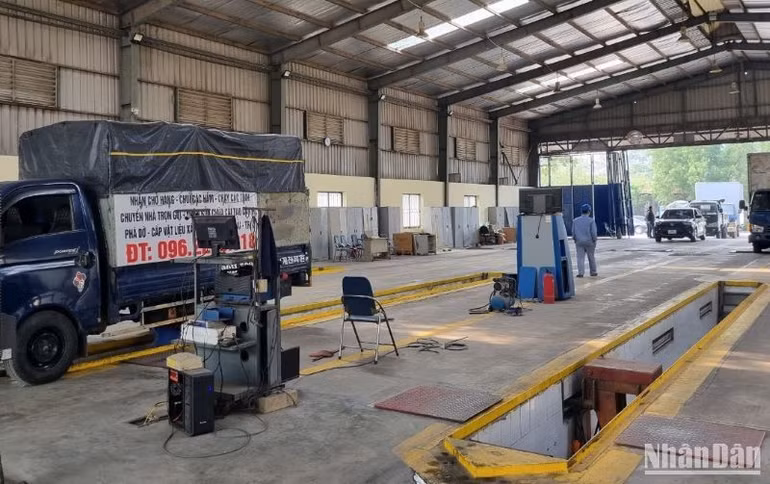 Một dây chuyền kiểm định xe cơ giới tại Hà Nội. Một dây chuyền kiểm định xe cơ giới tại Hà Nội.