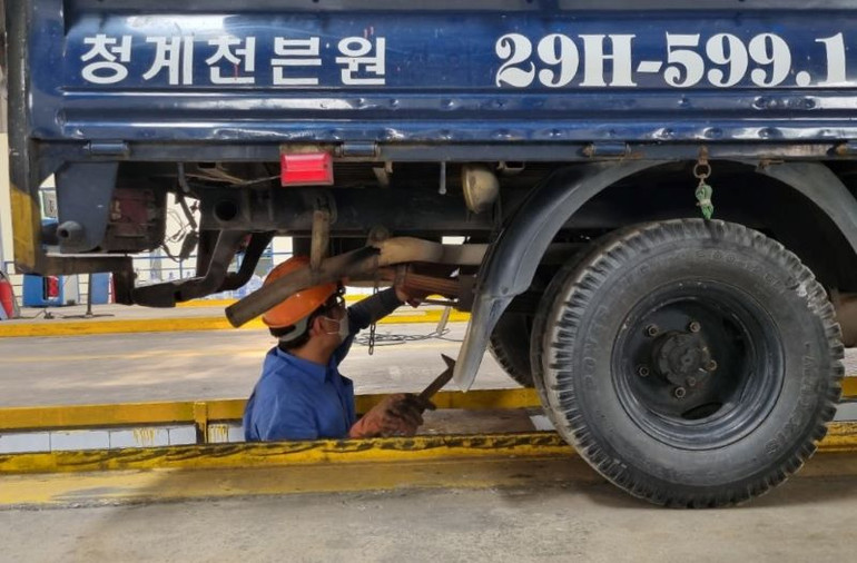 Đăng kiểm viên thực hiện đăng kiểm.