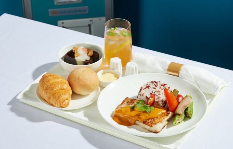 Hình ảnh khay ăn tốt cho sức khỏe và thân thiện với môi trường (“Healthier and more Sustainable Meal”)