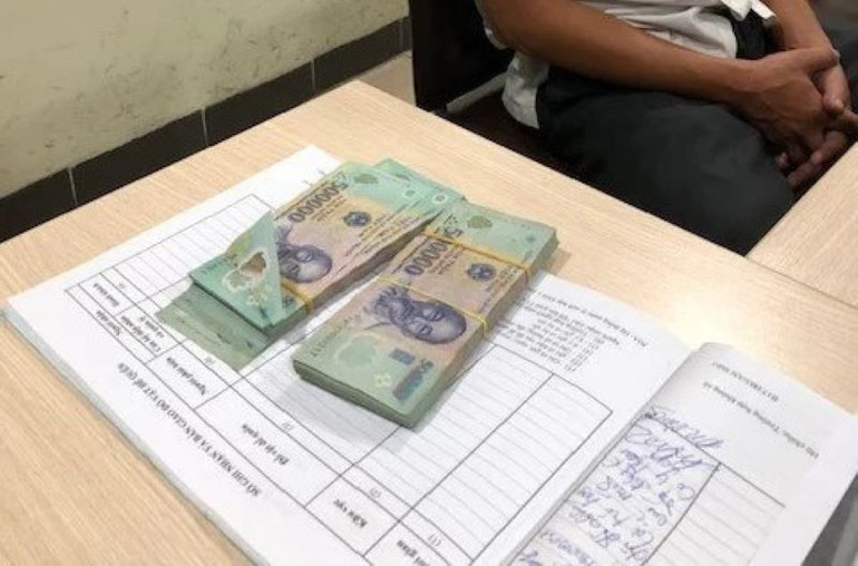 Lực lượng an ninh hàng không Nội Bài nhanh chóng bàn giao lại nguyên vẹn tài sản cho hành khách.