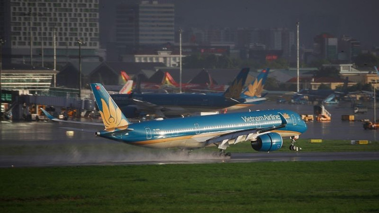 Đối với tác động từ thời tiết xấu, Vietnam Airlines luôn có kịch bản ứng phó tình huống có thể xảy ra. Đối với tác động từ thời tiết xấu, Vietnam Airlines luôn có kịch bản ứng phó tình huống có thể xảy ra.