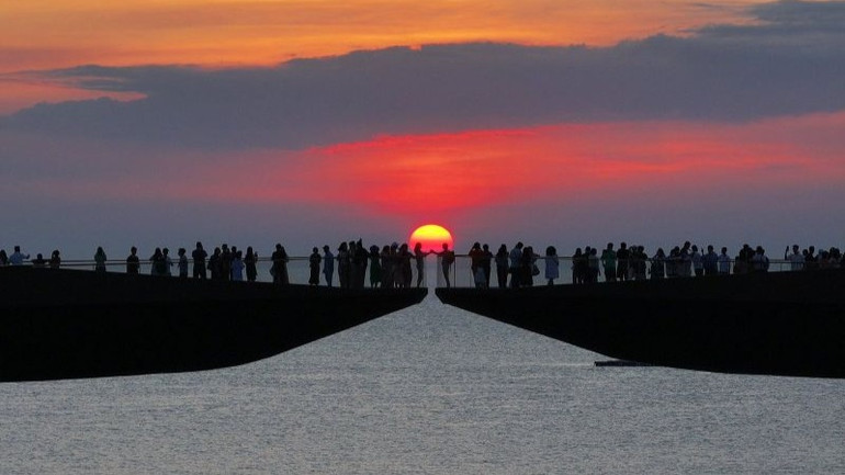 Du khách tham quan, check-in cầu Hôn-Phú Quốc.