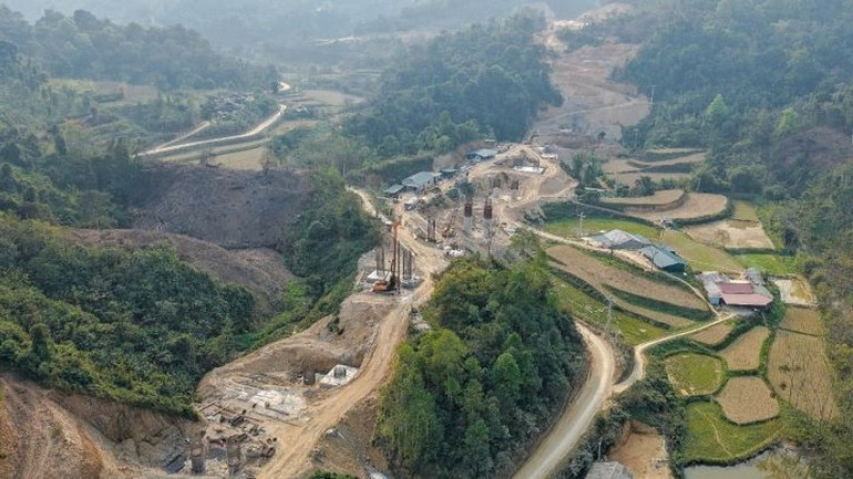 Nhiều nhà thầu tuy đã đủ năng lực nhưng vẫn đầu tư thêm máy móc, thiết bị để đẩy nhanh tiến độ.