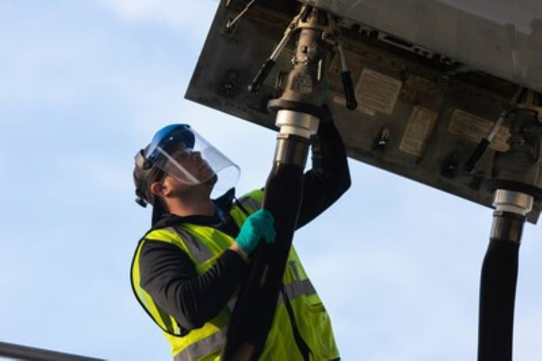 Trong năm nay, máy bay Boeing sẽ sử dụng nhiên liệu là hỗn hợp tỷ lệ 30/70 giữa SAF và nhiên liệu máy bay phản lực thông thường. (Ảnh: Boeing)